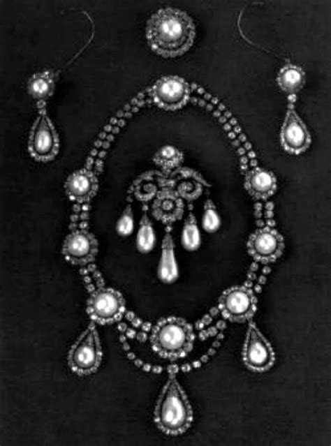  The Khedive's Necklace: A Dazzling Tale of Deception, Desire, and Desert Dreams!